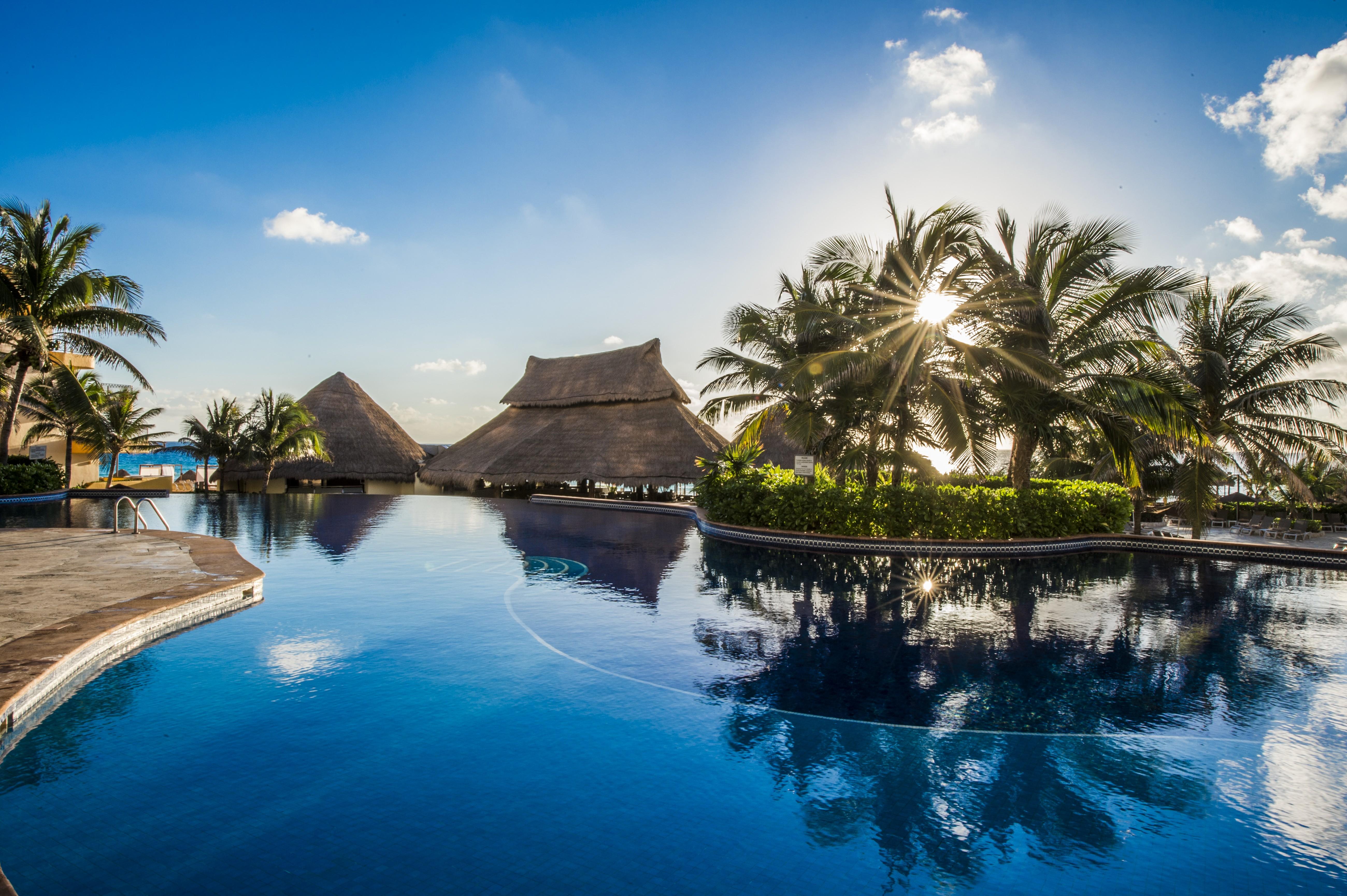 Fiesta Americana Condesa Cancún Exterior foto The resort's main pool