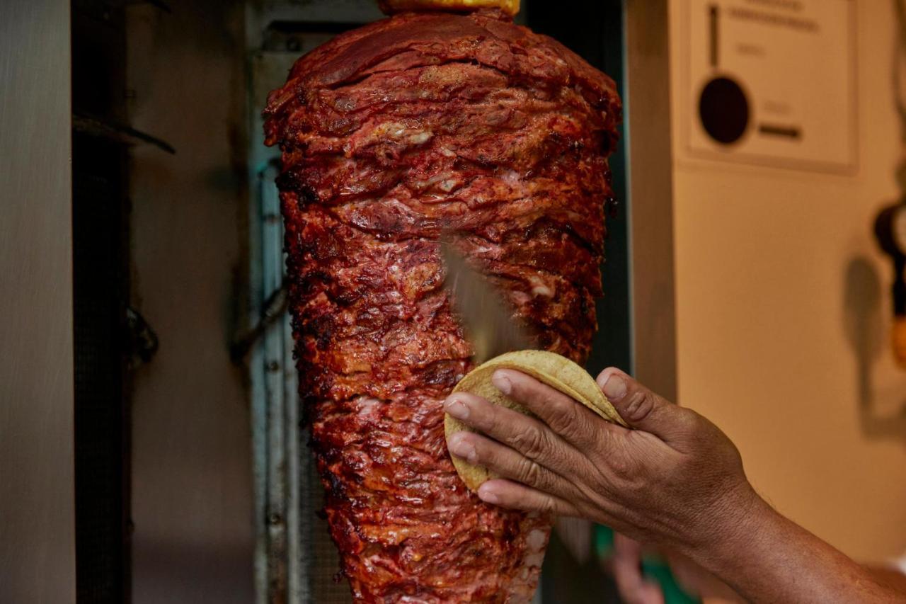 Fiesta Americana Condesa Cancún Exterior foto Shawarma being prepared