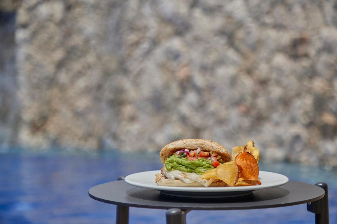 Fiesta Americana Condesa Cancún Exterior foto A vegan burger