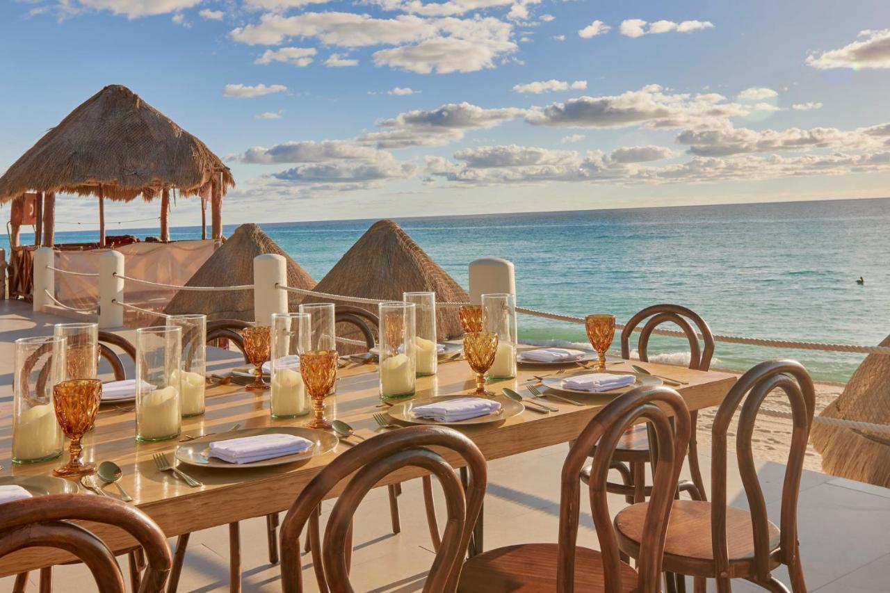Fiesta Americana Condesa Cancún Exterior foto Beachfront dining at the resort