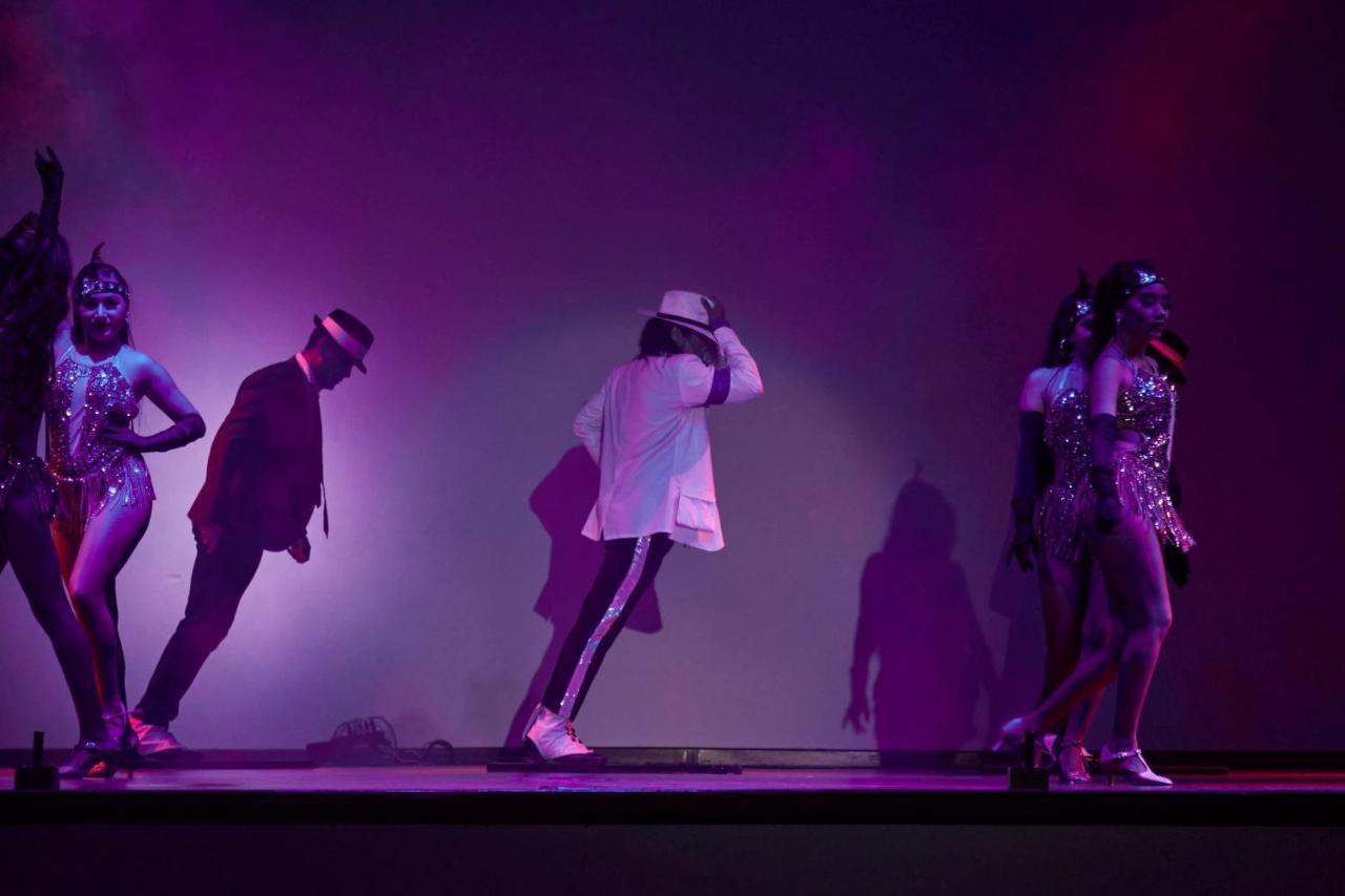 Fiesta Americana Condesa Cancún Exterior foto Michael Jackson performing "Smooth Criminal" on the 2009 tour.