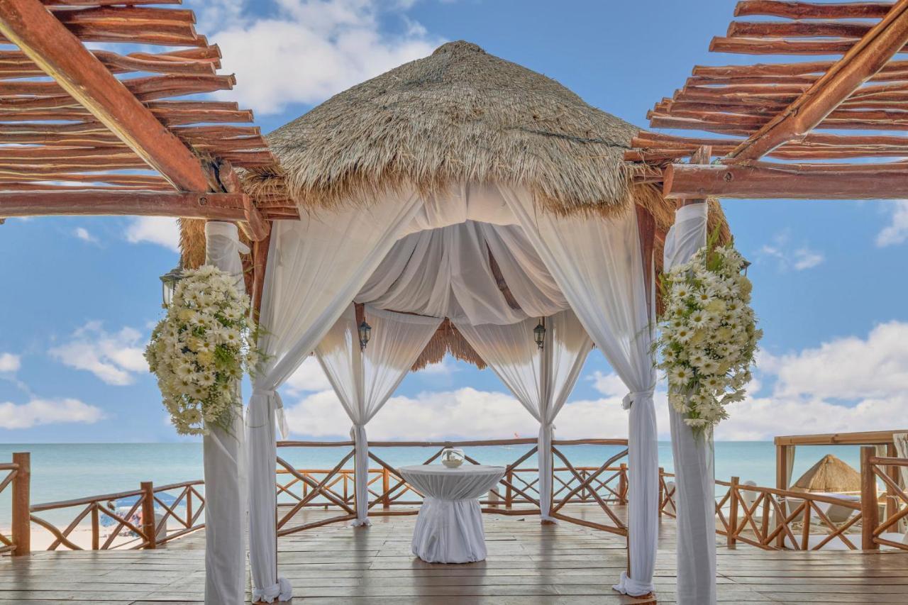 Fiesta Americana Condesa Cancún Exterior foto A gazebo at the beach