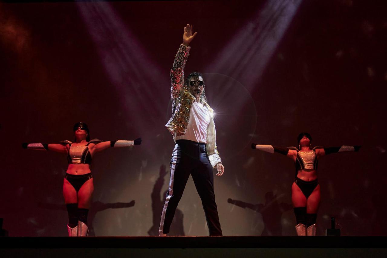 Fiesta Americana Condesa Cancún Exterior foto Michael Jackson performing "Billie Jean" on the 2009 tour.