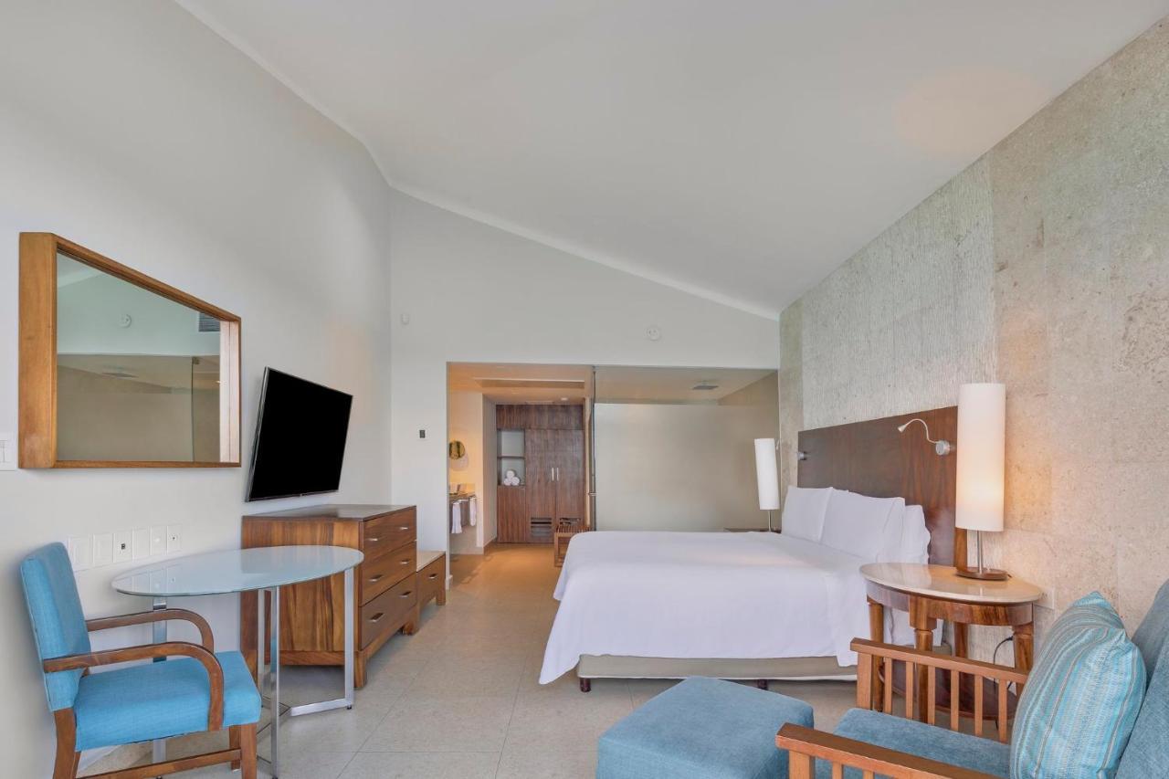 Fiesta Americana Condesa Cancún Exterior foto A guest room at the Hilton Vallarta Bay Resort
